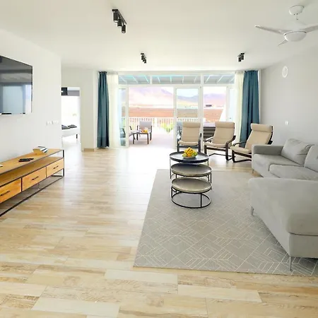 Villa Bella, Modern 4 Bed *