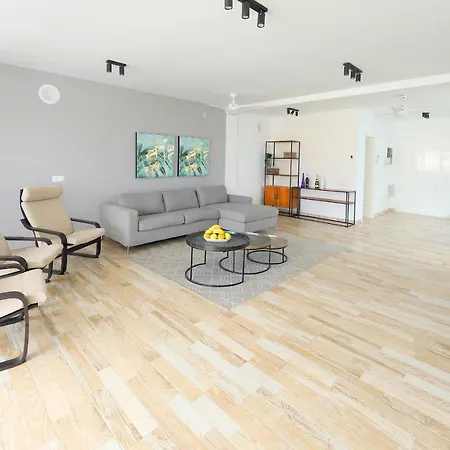 Bella, Modern 4 Bed *