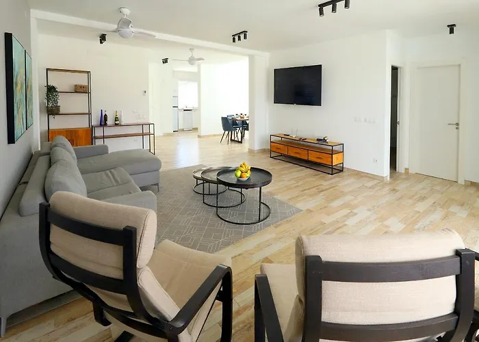 Bella, Modern 4 Bed Villa Playa Blanca (Lanzarote)