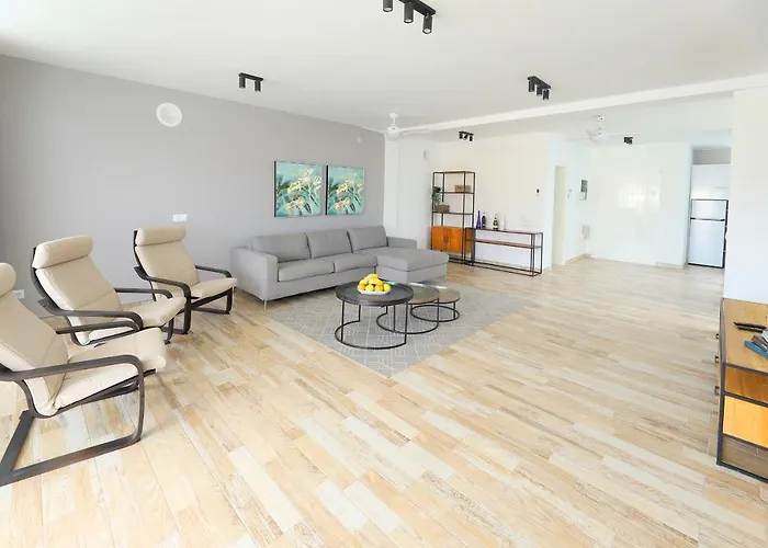 Bella, Modern 4 Bed *