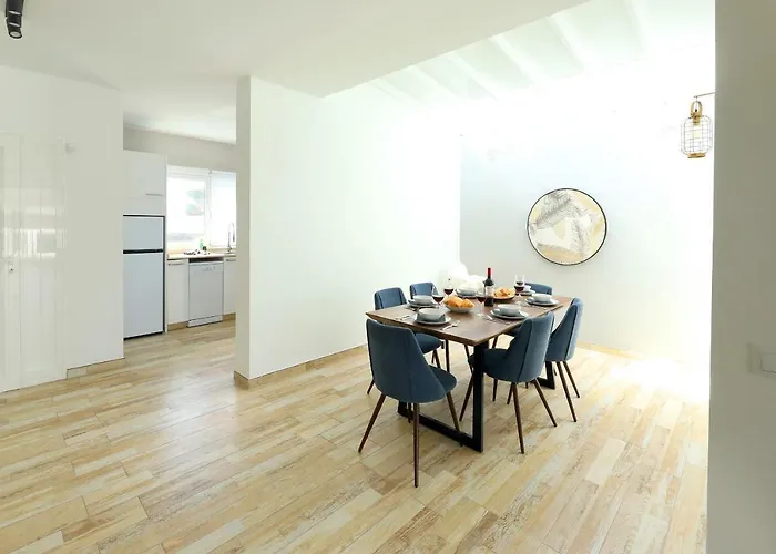 Bella, Modern 4 Bed *